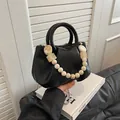 Borsa a mano nera arricciata con manico di perle marmorizzate e catena d'argento donna - Nero