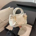 Borsa a tracolla nuvola bianco latte con cinturino in perle di marmo e catena in metallo - Bianco perla
