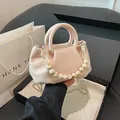 Borsa a mano a nuvola pieghettata rosa chiaro con perle di marmo e tracolla a catena - polvere perlata
