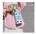 Sac à bandoulière créatif en forme de brique de lait bleue porté par un mannequin en extérieur - Bleu