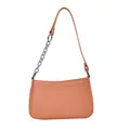Bolso baguette naranja claro minimalista con detalle de cadena plateada sobre fondo blanco - Naranja