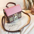 Bolso bandolera creativo con forma de casa en cuero sintético rosa y marrón, herrajes oro - Rosa