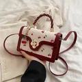 Borsa a tracolla bianco crema con stampa di ciliegie e chiusura floreale dorata - Borgogna