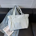 Chique mintblauwe canvas shopper met plooien aan de zijkant en metalen klinknagels - Hemelsblauw