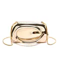 Dettaglio pochette dorata a specchio con manico curvo e catena a serpente fine - Oro