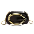 Elegante borsa da sera nera con manico circolare dorato e catena a serpente fine - Nero
