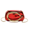 Dettaglio pochette da sera rosso metallizzato con manico a C dorato e catenina - Rosso