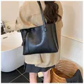 Detailansicht der vertikalen Nähte und der hochwertigen PU-Lederstruktur dieser schwarzen Tasche - Schwarz