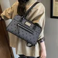 Bolso de axila chic de lona gris con lunares negros y correas de cuero para mujer - Negro