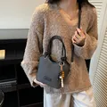 Modische schwarze Eimertasche mit Lychee-Struktur für Damen und Holzperlen-Quasten-Dekor - Schwarz