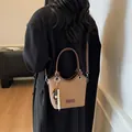 Schicke braune Leder-Beuteltasche mit Perlenanhänger und dunklem Rundgriff - Braun
