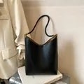 Sac à bandoulière minimaliste en cuir tressé noir avec détails en métal doré - Style de Base / Noir