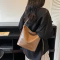 Sac fourre-tout minimaliste en cuir marron pour femme avec inscription mode et grande capacité - Marron