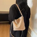 Sac seau chic en cuir PU abricot avec bandoulière réglable porté par un mannequin - Kaki