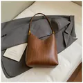 Sac fourre-tout en cuir marron tressé avec boucle dorée et bandoulière fine - Style de Base / Marron