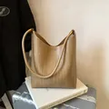 Sac hobo minimaliste en cuir tressé kaki avec détails dorés et bandoulière large - Style de Base / Kaki