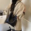 Détail du sac hobo tissé noir avec d'élégants charms en perles de bois pour femmes - Style Avec Pendentif / Noir