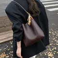 Sac bandoulière tissé marron foncé avec perles en bois ethniques et grande capacité - Style Avec Pendentif / Marron
