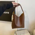 Sac seau rétro marron foncé avec texture tissée en V et pompon en perles - Style Avec Pendentif / Marron