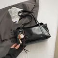 Borsa sottobraccio nera lucida con ciondolo a tema baseball e logo CLEARDOK inciso - Con ciondolo sportivo / Nero