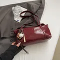 Borsa Boston minimalista in pelle verniciata bordeaux con ciondoli da baseball e logo - Con ciondolo sportivo / Borgogna