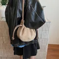 Modische khakifarbene Wolken-Beuteltasche aus Wildleder mit Kordelzug und Umhängeriemen - Khaki