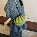 Grasgrüne sichelförmige Kordelzug-Schultertasche aus weichem Wildleder mit Prägung - Grün