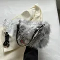 Graue Kunstpelz-Schultertasche mit silberner Metallkette und verstellbarem Riemen - Grau