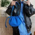 Königsblaue Wildleder-Eimertasche mit Kordelzug und verstellbarem Schultergurt - Blau