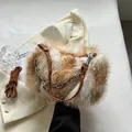 Schultertasche aus Kunstpelz mit braunen Flecken, Metallketten und Lederriemen - Braun
