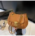 Detalle del bolso de ante plisado color caramelo con cadena dorada y remaches metálicos - Talla única / Marrón