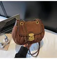 Detalle de bolso de ante marrón con acolchado plisado y correa de cadena dorada - Talla única / café