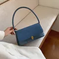 Minimalistische blaue Tasche mit Wildleder-Patchwork und goldener Schnalle - Blau
