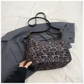 Détail du sac croissant à imprimé léopard gris avec chaîne en métal et bandoulière - Noir Grand