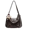 Borsa hobo vintage marrone scuro con tasca frontale e ciondolo di peluche su sfondo bianco - con portachiavi / Marrone