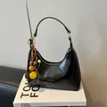 Glanzende zwarte hobo tas van geolied leer met etnische kwastjes en brede schouderband - Zwart Met Hanger