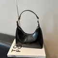 Glanzende zwarte hobo tas van geolied leer met goudkleurige metalen accenten - Zwart zonder Hanger