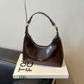 Donkerbruine glanzende lederen hobo-tas met gouden hardware en korte handgreep - Koffie zonder Hanger