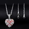 Vue macro du pendentif cœur brisé serti de strass et émail rouge sur chaîne torsadée - Grand Pendentif Argenté Uniquement (Sans Chaîne)