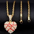 Dettaglio del ciondolo a cuore spezzato hip hop ghiacciato con crepe rosse su catena oro - Ciondolo Oro Grande Solo (Senza Catena)