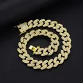 Vista ravvicinata della catena Cuban da 19mm placcata oro con strass su sfondo nero - Stile Catena Standard / Oro