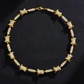 Detail van gouden hiphopketting met 3D-prikkeldraadschakels en witte zirkoniasteentjes - Goud (18inch)