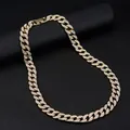 Dettaglio della collana a catena cubana dorata con strass lucidi su supporto nero - Collana / Taglia L / Oro