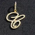 Pendentif lettre dorée en cursive avec zircons pavés sur présentoir noir élégant - Or Initiale C