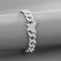 Dettaglio del bracciale a catena cubana argentata con ciondolo a farfalla scintillante - Bracciale / 20cm / Argento