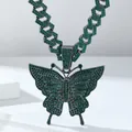 Macro-opname van hiphop-vlinderhanger met groene strasstenen op een dikke cuban chain - Alleen Hanger Gun Black Groene Zirkonia (Zonder Ketting)