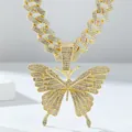 Makroaufnahme von Schmetterling-Anhänger an goldener Panzerkette mit funkelndem Zirkonia - Anhänger Nur Gold Weißer Zirkon Schmetterling (Ohne Kette)