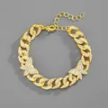 Collana a catena cubana dorata con farfalle e strass bianchi lucidi su sfondo grigio - Bracciale / 20cm / Oro