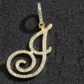 Pendentif lettre J cursive en or serti de cristaux blancs sur un support texturé noir - Or Initiale J