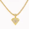 Primer plano de collar tennis dorado con colgante en forma de diamante cubierto de circonitas - Colgante Dorado + Cadena de Tenis